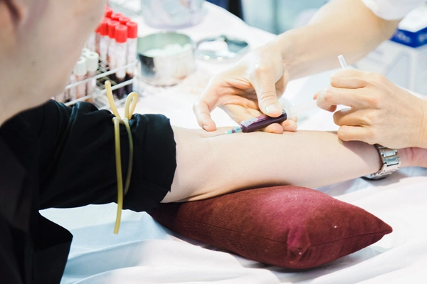nurses collect blood from patients by drilling their arms for examination